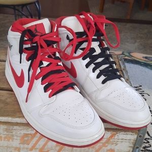 Jordan 1 Mid White varsity red sz 12
